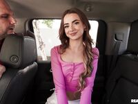 Nikki Nicoles smalare tonåring kropp in och ut ur bilen får hård sex