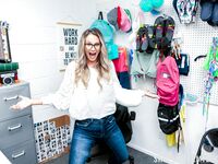 Den bröstrika milf Mandy Rhea straffas för stöld