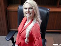 Långhåriga milf Sydney Davis knullar den självsäkra regissören
