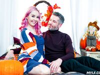 Aaliyah Love's ganska milf fitta darrar i en vild säng