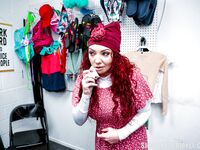 Kiki Daire röd tatuerad porrstjärna straffad för stöld