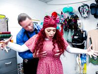 Kiki Daire röd tatuerad porrstjärna straffad för stöld