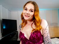 Tattoed röd milf Sommaren av 60 Nio kommer att få kuk med de stora tuttar
