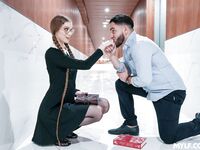 En lång svarthårig bokmask med glasögon är knullad i en genomborrad tights