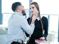 En lång svarthårig bokmask med glasögon är knullad i en genomborrad tights