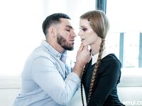 En lång svarthårig bokmask med glasögon är knullad i en genomborrad tights