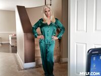 Brittany Andrews har blond bombardemang med en hästsvans framför slakteriet