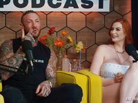 Tattoed girls Abigail Morris och Toochi Kash delar den röda vargen
