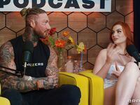 Tattoed girls Abigail Morris och Toochi Kash delar den röda vargen