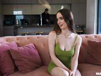 Hazel Moores håriga fitta planteras på en jätte svart kuk