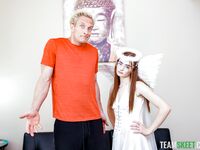 Den redheaded Reese Robbins får en anständig knull i vardagsrummet