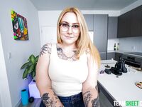 Blonde bitch Gracie Squirts tar ner deepthroat tricks