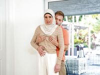 Abby Somers, den passionerade hijab mama, letar efter hårt sex