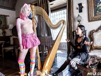 Freya Von Doom och Claire Roos knullar varandra som världens ände