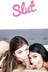 Serena Santos och Natalie Brooks delar ett tjockt halsträd i sängen