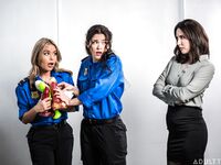 Casey Calvert, Victoria Voxxx och Nicole Aria är riva fitta med jätte falska dicks