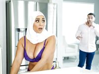 Bootylicious arabiska milfen Carmela Clutch får sina bollar djupt i kuken