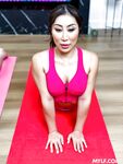 Nicole Doshi, fint knullad på yogamattan