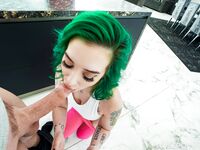 Grönhårig Gia Paige med piercing bröstvårtor i POV i bilder