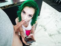 Grönhårig Gia Paige med piercing bröstvårtor i POV i bilder