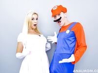 Anal-loving mamma Sofia West knullas hårt i sängen