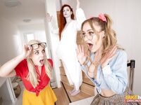 Katy Rose, Ivy Maddox och Ellie Du knullar vilt i vardagsrummet