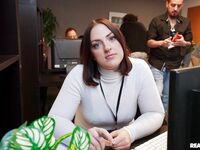 Lucy Lotus behandlar en svart kille med skägg i klassrummet