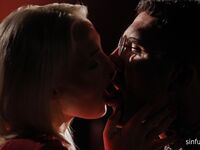 Lillabröstad blondin, Lovita Fate fint knullad mitt i natten