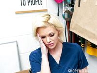 Frestande kleptomanska MILF Charli Phoenix knullad av en snygg säkerhetsvakt