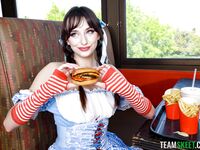 Lana Smalls' piggy girl, hard-fucked på caféet
