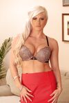 Blonde holly hjärta suger bbc och blir knullad medan hennes cuckold make klockor