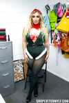 Naughty Christmas Milfs Sofia lås och Mia james straffas för stöld