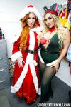 Naughty Christmas Milfs Sofia lås och Mia james straffas för stöld
