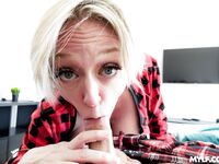 Korthårig mogen kvinna ler med stora tuttar medan ung kille borrar raka fitta - dee willies