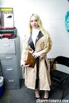 Naughty blond milf naomi ryder får den svåra tiden för att stjäla