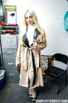 Naughty blond milf naomi ryder får den svåra tiden för att stjäla