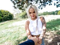 Louise lee får en smutsig knull i sin jävla mun efter att ha tjänat en ung kuk