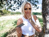 Louise lee får en smutsig knull i sin jävla mun efter att ha tjänat en ung kuk