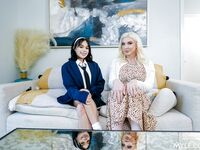 Leya falcon och aria Valencia slickar sin våta fitta innan de knullar henne hårt