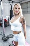 Stephanie älskar fitness mylfen hårt knullad av sin personliga tränare