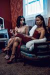 Kira noir och jane wilde vild lesbisk fitta slickar på soffan