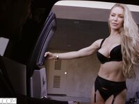 Nicole aniston ler medan hennes täta fitta borras hårt