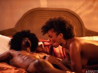 Curly hår ebony alina ali hard fucked i sängen