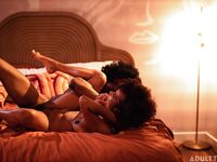 Curly hår ebony alina ali hard fucked i sängen