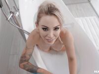 Tattoed blond milf isabelle deltore suger jordis dick med saftiga bröst i badrummet