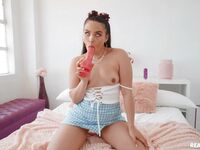 Ariana van x värmer med sitt favoritspel innan hon blir knullad