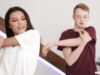 Lite brunt hår reyna de la cruz golv blir knullad hårt
