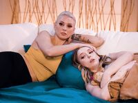 Kenzie taylor och lilja larimar njuta av att slicka varandras rakning fitta