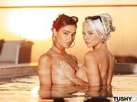 Elsa Jean, Emily Willis - Lesbisk slickning