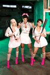 Bridgette B och Gina Valentina och Skylar Vox slickar sig om läpparna